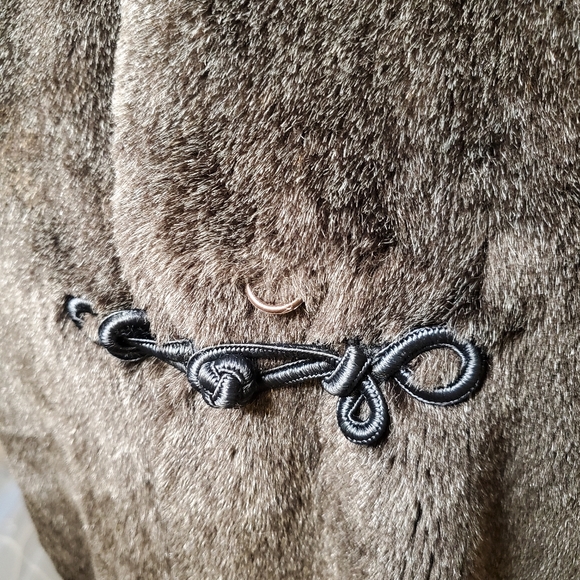 Vintage women's chocolate brown 3/4-sleeve Parisian faux-fur coat. Size 6. - Picture 3 of 7